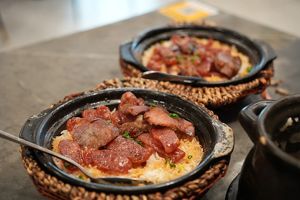 Arroz en cazuela con salchicha curada