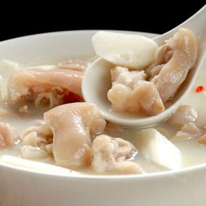 Sopa de calamar seco y manitas de cerdo